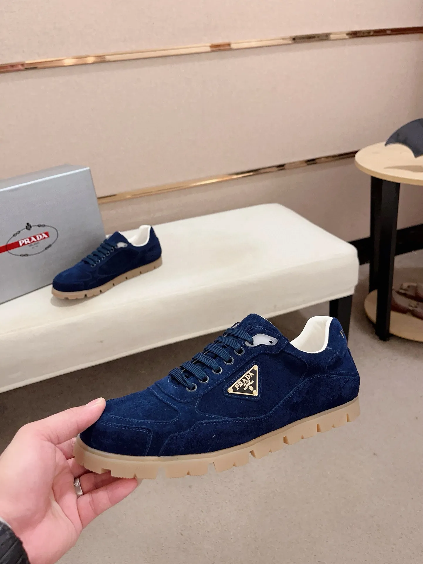 Men's shoes 💰 540💰 ✔️✔️✔️Higher version High-quality new PRADA (Prada) counters are launched at the same time. The new men's shoes and 😘 fabrics are made of high-tech glue-making technology. Lining: Full cowhide lining. 👍🏿 High-end ☄️ air-cushion molded anti-slip rubber outsole, exquisite lines, simple and elegant, comfortable and high-end for leisure travel. Code number: 38 to 44 (45 can be customized and cannot be returned or exchanged)